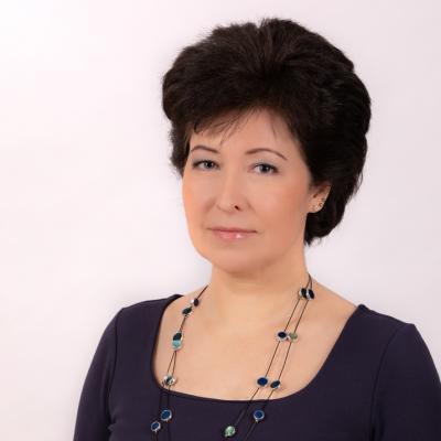 portrait-enikoe-e1728299846531-400x400